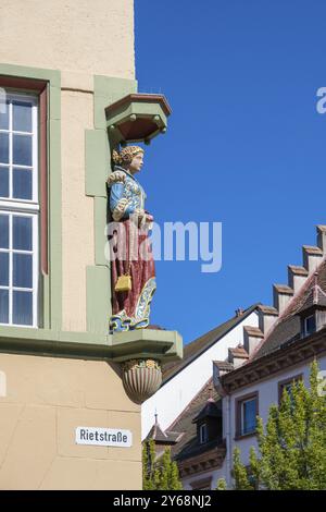 Figur, Statue einer schicken Dame in einem Stadthaus und ehemaliger Kaufhäuser Josef Boss in der historischen Altstadt von Villingen, Villingen-Schwenningen, Stockfoto