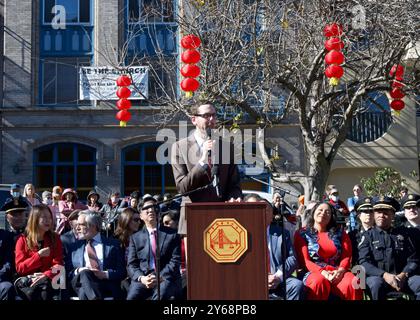 San Francisco, KALIFORNIEN - 10. Februar 2024: Der kalifornische Senator Scott Wiener spricht bei der Eröffnungszeremonie des chinesischen Neujahrs in Chinatown Stockfoto