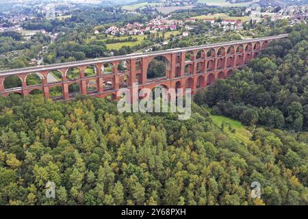 Blick aus der Vogelperspektive auf die Goeltzschtalbrücke, ein beeindruckendes Backsteinviadukt, das sich majestätisch über das Goeltzschtal erstreckt. Die Brücke besteht aus Seve Stockfoto