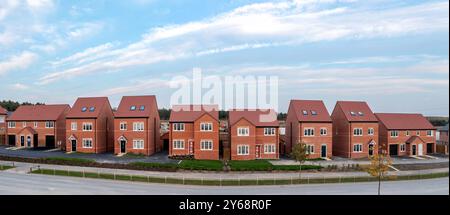 Eine Reihe von neu gebauten Einfamilienhäusern auf einer Baustelle für das Recht der britischen Regierung zum Kauf während eines neuen Wohnungsmangels Stockfoto