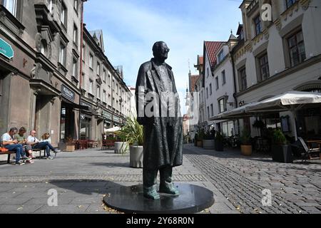 Tallinn, Estland - 24. Juli 2024: Jaan Krossi-Statue in Tallinn. Stockfoto