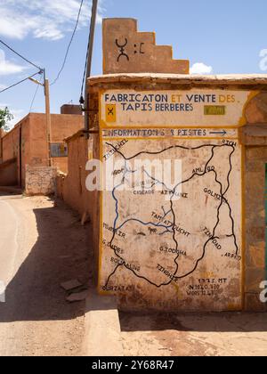 Karte der Dörfer mit hohem Atlas, gemalt an einer Wand am Straßenrand in Tamtetoucht, Marokko Stockfoto