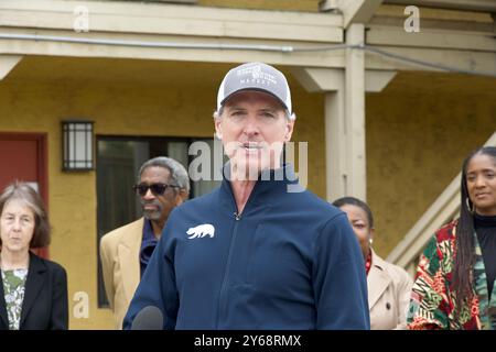 Oakland, KALIFORNIEN - 16. Februar 2024: Gouverneur von Kalifornien, Gavin Newsom, spricht auf einer Pressekonferenz über das Home Key Housing Program. Stockfoto