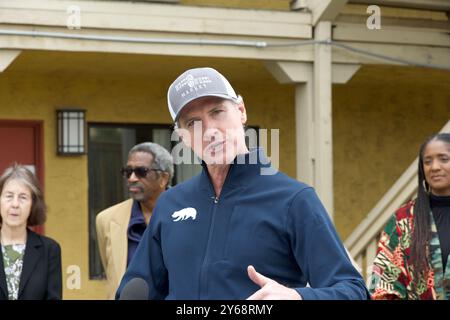 Oakland, KALIFORNIEN - 16. Februar 2024: Gouverneur von Kalifornien, Gavin Newsom, spricht auf einer Pressekonferenz über das Home Key Housing Program. Stockfoto