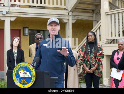 Oakland, KALIFORNIEN - 16. Februar 2024: Gouverneur von Kalifornien, Gavin Newsom, spricht auf einer Pressekonferenz über das Home Key Housing Program. Stockfoto