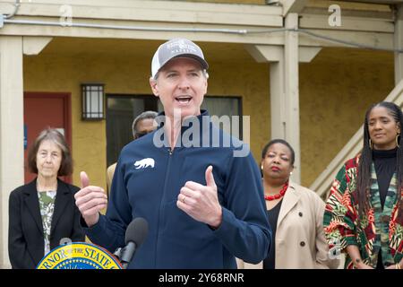 Oakland, KALIFORNIEN - 16. Februar 2024: Gouverneur von Kalifornien, Gavin Newsom, spricht auf einer Pressekonferenz über das Home Key Housing Program. Stockfoto