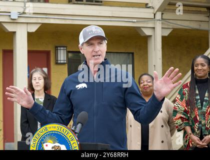 Oakland, KALIFORNIEN - 16. Februar 2024: Gouverneur von Kalifornien, Gavin Newsom, spricht auf einer Pressekonferenz über das Home Key Housing Program. Stockfoto