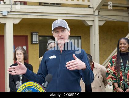 Oakland, KALIFORNIEN - 16. Februar 2024: Gouverneur von Kalifornien, Gavin Newsom, spricht auf einer Pressekonferenz über das Home Key Housing Program. Stockfoto