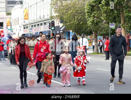 Oakland, KALIFORNIEN - 18. Februar 2024: Unbekannte Teilnehmer an der 2. Jährlichen Mondneujahrsparade in Oaklands Chinatown. Stockfoto