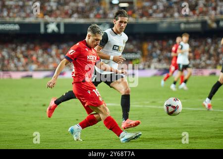 Valencia, Spanien. September 2024. VALENCIA, SPANIEN - 24. SEPTEMBER: Bryan Zaragoza verließ Winger von CA Osasuna, der den Ball während des La liga EA Sports Matches zwischen Valencia CF und CA Osasuna im Mestalla Stadium am 24. September 2024 in Villarreal, Spanien übergibt. (Foto von Jose Torres/Photo Players Images/Magara Press) Credit: Magara Press SL/Alamy Live News Stockfoto