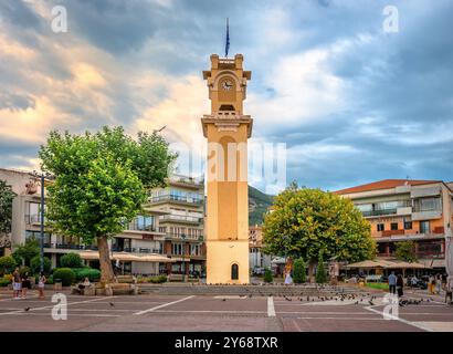 Xanthi, Griechenland - 1. September 2024: Der Uhrenturm von Xanthi, ein Denkmal aus der osmanischen Ära, das sich auf dem zentralen Platz der Stadt befindet. Stockfoto