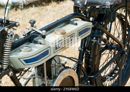 Douglas-Motorrad auf der Ackworth Classic Vehicle Rally, West Yorkshire, Großbritannien, im Jahr 2005 Stockfoto