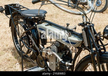 Douglas-Motorrad auf der Ackworth Classic Vehicle Rally, West Yorkshire, Großbritannien, im Jahr 2005 Stockfoto