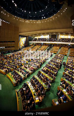 Teilnehmerinnen und Teilnehmer sitzen im Sitzungssaal der 79. UN-Generalversammlung in New York. New York City, 24.09.2024. New York City Vereinigte Staaten Stockfoto