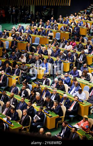 Teilnehmerinnen und Teilnehmer sitzen im Sitzungssaal der 79. UN-Generalversammlung in New York. New York City, 24.09.2024. New York City Vereinigte Staaten Stockfoto