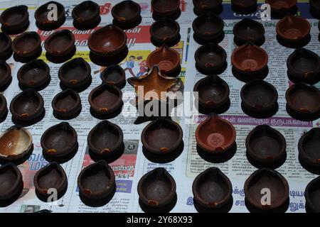 Künstlerische hausgemachte Lehmölampen oder Karthikai Deepam sind bereit für diwali- und Karthikai-Festivals Stockfoto