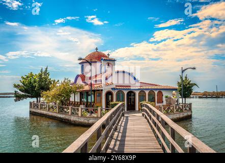 Die schwimmende Kapelle von Panaghia Pantanassa in der Lagune von Porto Lagos in Thrakien, Griechenland. Stockfoto