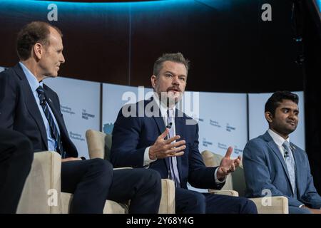 New York, USA. September 2024. Schauspieler Matt Damon, Mitbegründer von Water.org, und andere Diskussionsteilnehmer diskutieren über Klimalösungen, während Mike Bloomberg, der ehemalige Bürgermeister von New York, am 24. September 2024 den Earthshot Innovation Summit im Plaza Hotel in New York, NY, veranstaltet. (Foto: Laura Brett/SIPA USA) Credit: SIPA USA/Alamy Live News Stockfoto