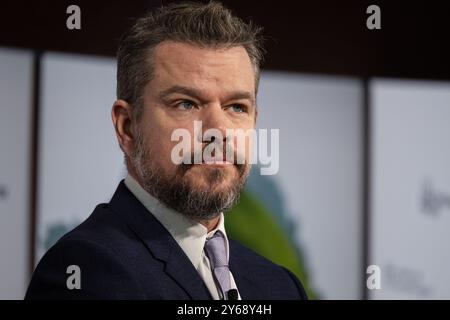 New York, USA. September 2024. Schauspieler Matt Damon, Mitbegründer von Water.org, sitzt auf einer Podiumsdiskussion, als Mike Bloomberg am 24. September 2024 den Earthshot Innovation Summit im Plaza Hotel in New York, NY, ausrichtet. (Foto: Laura Brett/SIPA USA) Credit: SIPA USA/Alamy Live News Stockfoto