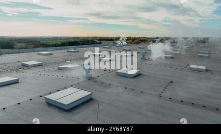 Industriedach mit Lüftungssystemen Stockfoto