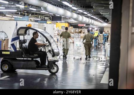 Haifa, Israel. September 2024. Der Mitarbeiter des Krankenhauses bewegt Geräte in der Tiefgarage des Rambam Krankenhauses. Das Krankenhaus verlegte seine Stationen und Patienten in den Untergrund, nachdem die Hisbollah am frühen Sonntag mehr als 100 Raketen in einem größeren und tieferen Gebiet von Nordisrael abgefeuert hatte, wobei einige in der Nähe der Stadt Haifa landeten und Israel Hunderte von Angriffen auf den Libanon startete. Die Seiten schienen nach Monaten eskalierender Spannungen in Richtung eines totalen Krieges zu geraten. (Credit Image: © Eyal Warshavsky/SOPA Images via ZUMA Press Wire) NUR REDAKTIONELLE VERWENDUNG! Nicht für kommerzielle ZWECKE! Stockfoto