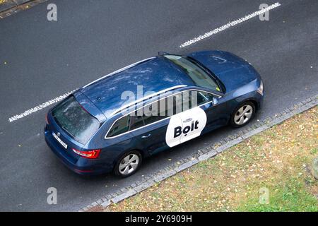 OSTRAVA, TSCHECHIEN - 9. SEPTEMBER 2024: Skoda Superb Combi der Bolt-Lieferfirma mit weißem Kreislogo parkt auf der Straße Stockfoto