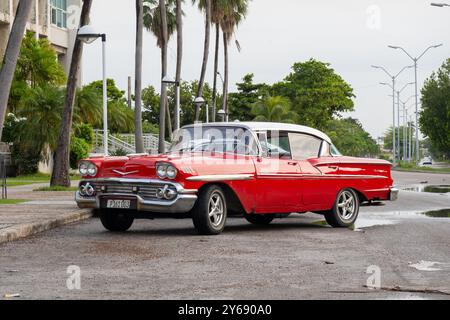 HAVANNA, KUBA - 28. AUGUST 2023: Red Chevrolet Bel Air 1958 Oldtimer in Havanna, Kuba Stockfoto