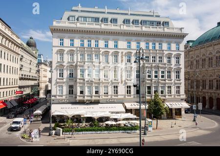 WIEN, ÖSTERREICH - 28. JULI 2021: Gebäude des Cafe Mozart am Albertinaplatz an sonnigem Tag Stockfoto