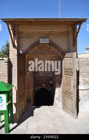 Shahrisabz, Usbekistan - 9. September 2024: Eintritt in die unbenutzte Timur-Krypta. Denkmal der Timurid-Dynastie Dorus-Saodat. Familiengrab der Timurid-Dynastie Stockfoto