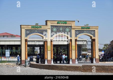 Samarkand, Usbekistan - 10. September 2024: Der Lebensmittelmarkt Entrancein ist auch bekannt als Siab Basar oder Siyob Basar. Ist der größte Basar in Samarkand Stockfoto