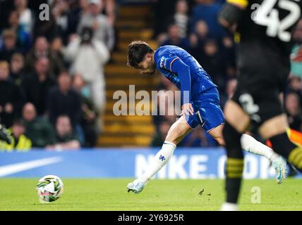 Pedro Neto von Chelsea erzielte das vierte Tor des Spiels während des Spiels der dritten Runde des Carabao Cup in Stamford Bridge, London. Bilddatum: Dienstag, 24. September 2024. Stockfoto