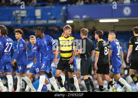 Stamford Bridge, Chelsea, London, Großbritannien. September 2024. Carabao Cup Third Round Football, Chelsea gegen Barrow; Sam Foley aus Barrow unglücklich mit Schiedsrichter Oliver Langford nach Chelsea Tor in der 29. Minute für 3:0. Beschreibung: Action Plus Sports/Alamy Live News Stockfoto