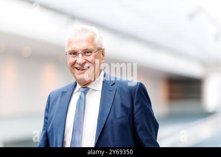 München, Deutschland. September 2024. Joachim Herrmann (CSU), Innenminister Bayerns, kommt am 24. September 2024 zu einer Kabinettssitzung im Bayerischen Staatskanzleramt in München (Bayern). Quelle: Matthias Balk/dpa/Alamy Live News Stockfoto