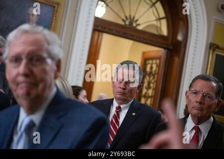 Washington, Usa. September 2024. US-Senator Steve Daines, R-MT, und US-Senator John Barrasso R-WY sehen, wie Mitch McConnell, R-KY, Fragen der Presse auf einer wöchentlichen Pressekonferenz nach dem wöchentlichen Mittagessen im US-Kapitol in Washington, DC am Dienstag, den 24. September 2024, beantwortet. Foto: Annabelle Gordon/UPI Credit: UPI/Alamy Live News Stockfoto
