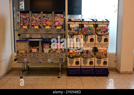 Malmö, Skåne, Schweden. September 2024. In City Gross, einer schwedischen Lebensmittelkette. Verkaufsautomaten. Stockfoto