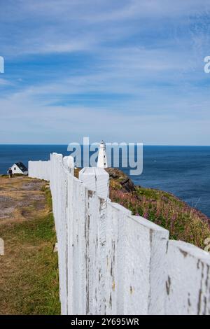 Weißer Zaun und moderner Leuchtturm am Cape Spear Lighthouse National Historic Site in St. John's, Neufundland & Labrador, Kanada Stockfoto