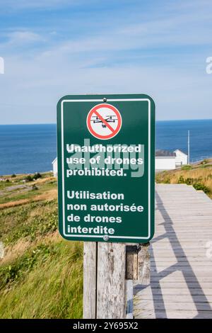 Unerlaubte Verwendung von Drohnen Verbotsschild an der Cape Spear Lighthouse National Historic Site in St. John's, Neufundland & Labrador, Kanada Stockfoto