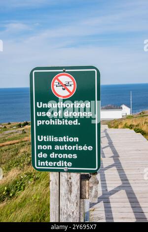 Unerlaubte Verwendung von Drohnen Verbotsschild an der Cape Spear Lighthouse National Historic Site in St. John's, Neufundland & Labrador, Kanada Stockfoto