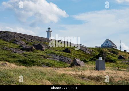 Café und moderner Leuchtturm am Cape Spear Lighthouse National Historic Site in St. John's, Neufundland & Labrador, Kanada Stockfoto