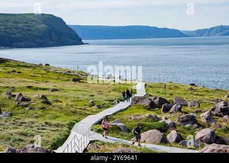 Holzsteg zum Wasser am Cape Spear Lighthouse National Historic Site in St. John's, Neufundland & Labrador, Kanada Stockfoto