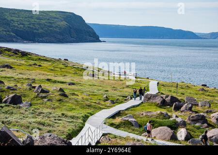 Holzsteg zum Wasser am Cape Spear Lighthouse National Historic Site in St. John's, Neufundland & Labrador, Kanada Stockfoto