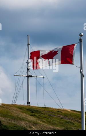 Kanadische Flagge weht an der Cape Spear Lighthouse National Historic Site in St. John's, Neufundland & Labrador, Kanada Stockfoto