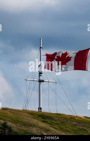 Kanadische Flagge weht an der Cape Spear Lighthouse National Historic Site in St. John's, Neufundland & Labrador, Kanada Stockfoto