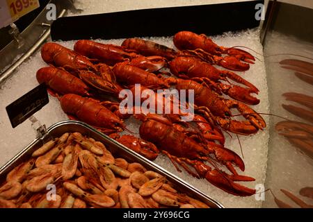 Malmö, Skåne, Schweden. September 2024. In City Gross, einer schwedischen Lebensmittelkette. Die Fischtheke. Stockfoto