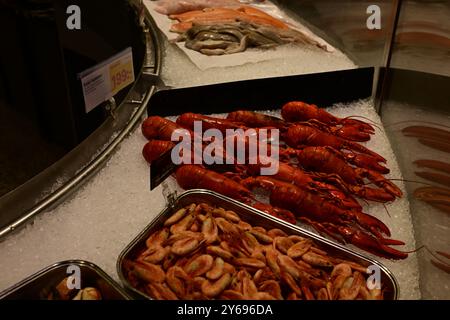 Malmö, Skåne, Schweden. September 2024. In City Gross, einer schwedischen Lebensmittelkette. Die Fischtheke. Stockfoto