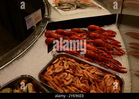 Malmö, Skåne, Schweden. September 2024. In City Gross, einer schwedischen Lebensmittelkette. Die Fischtheke. Stockfoto