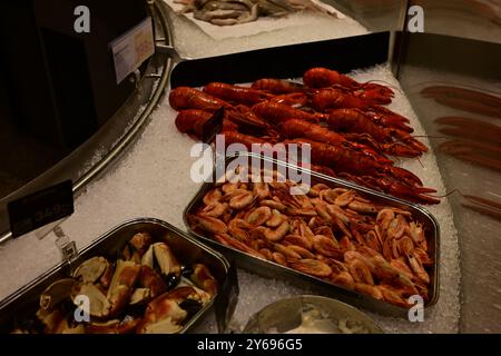 Malmö, Skåne, Schweden. September 2024. In City Gross, einer schwedischen Lebensmittelkette. Die Fischtheke. Stockfoto