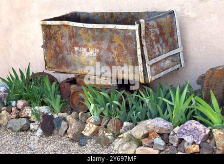 Rustikales Relikt der Bergbauindustrie befindet sich in Cerrillos, New Mexico. Auf der Seite sind die Worte Willow Creek und Creede eingeprägt. Stockfoto