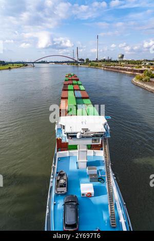 Das niederländische Frachtschiff Vrido, beladen mit Containern, auf dem Rhein bei Duisburg, Talfahrt, hinten die s.g. Brücke der Solidarität über den Rhein, bei Duisburg-Rheinhausen, NRW, Deutschland Container Frachter *** das niederländische Frachtschiff Vrido, beladen mit Containern, auf dem Rhein bei Duisburg, flussabwärts, hinter der s g Brücke der Solidarität über den Rhein, bei Duisburg Rheinhausen, NRW, Deutschland Containerfrachter Stockfoto