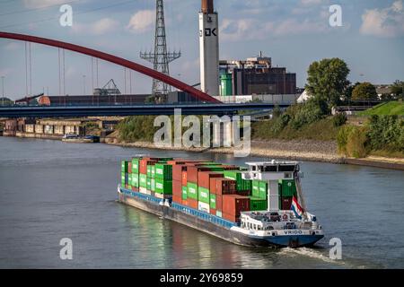 Das niederländische Frachtschiff Vrido, beladen mit Containern, auf dem Rhein bei Duisburg, Talfahrt, hinten die s.g. Brücke der Solidarität über den Rhein, bei Duisburg-Rheinhausen, NRW, Deutschland Container Frachter *** das niederländische Frachtschiff Vrido, beladen mit Containern, auf dem Rhein bei Duisburg, flussabwärts, hinter der s g Brücke der Solidarität über den Rhein, bei Duisburg Rheinhausen, NRW, Deutschland Containerfrachter Stockfoto